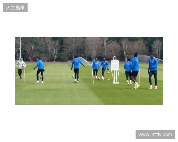 跟队:埃斯特旺参加了切尔西的公开训练,里斯、约恩森缺席 跟队:埃斯特旺参加了切尔西的公开训练,里斯、约恩森缺席